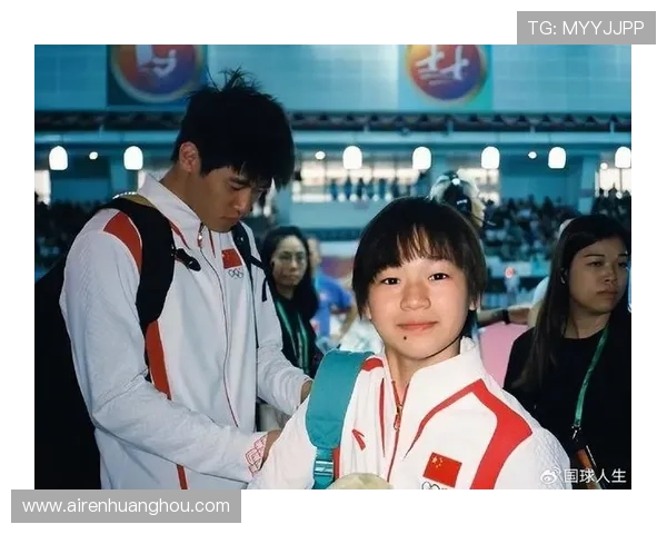 全红婵连抱双胞胎喂奶招手展现温馨母爱瞬间